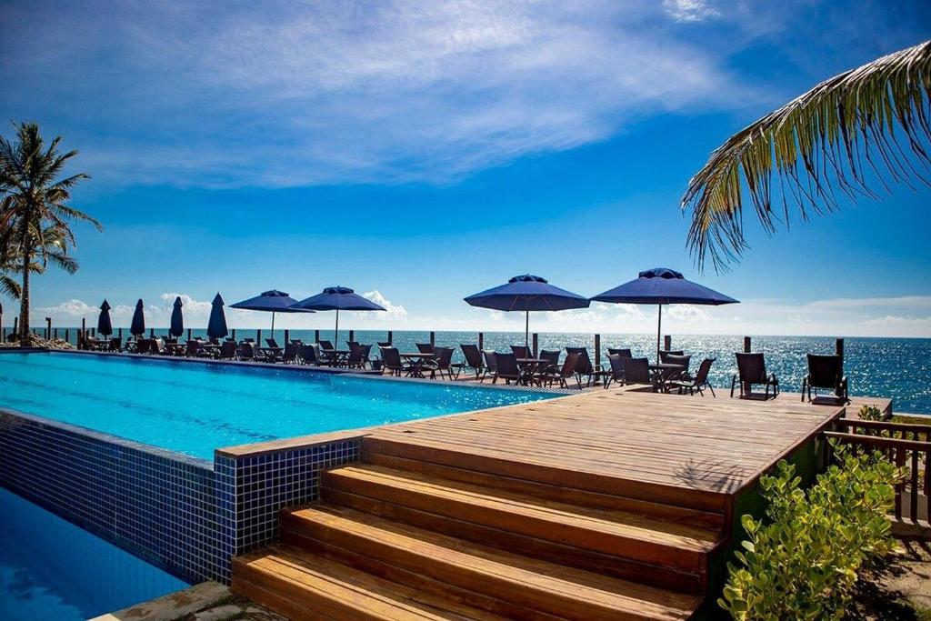 Piscina com vista para o mar em Arraial d'Ajuda