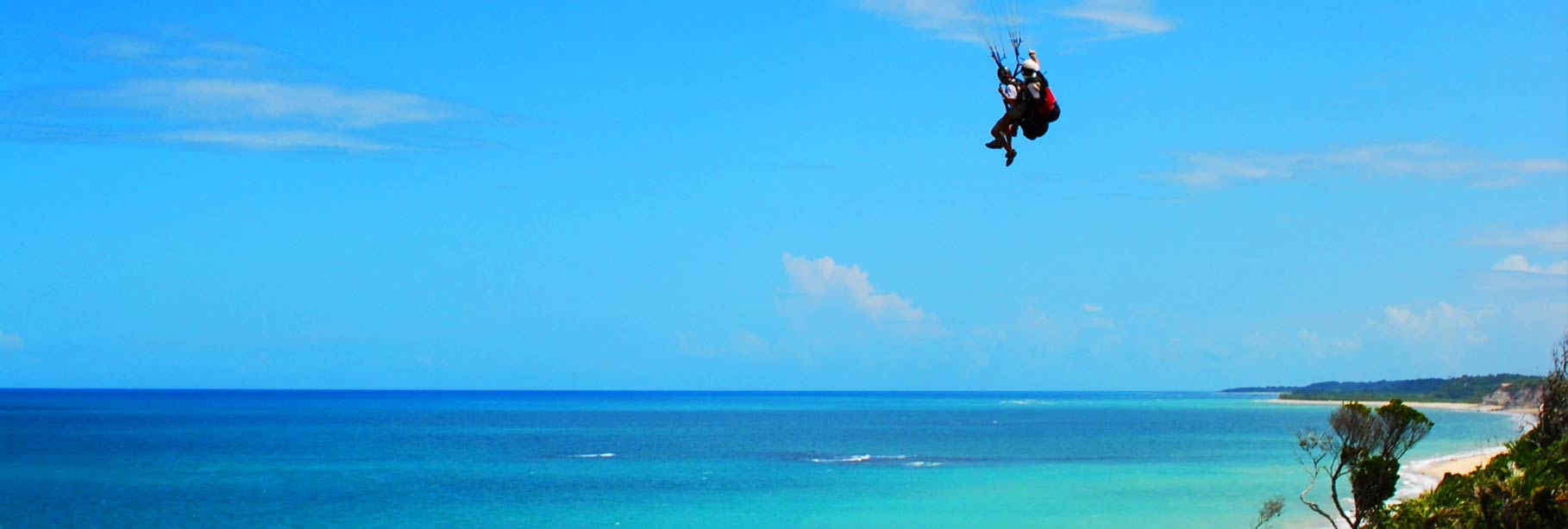 Voo de parapente sobre as falésias de Arraial d'Ajuda