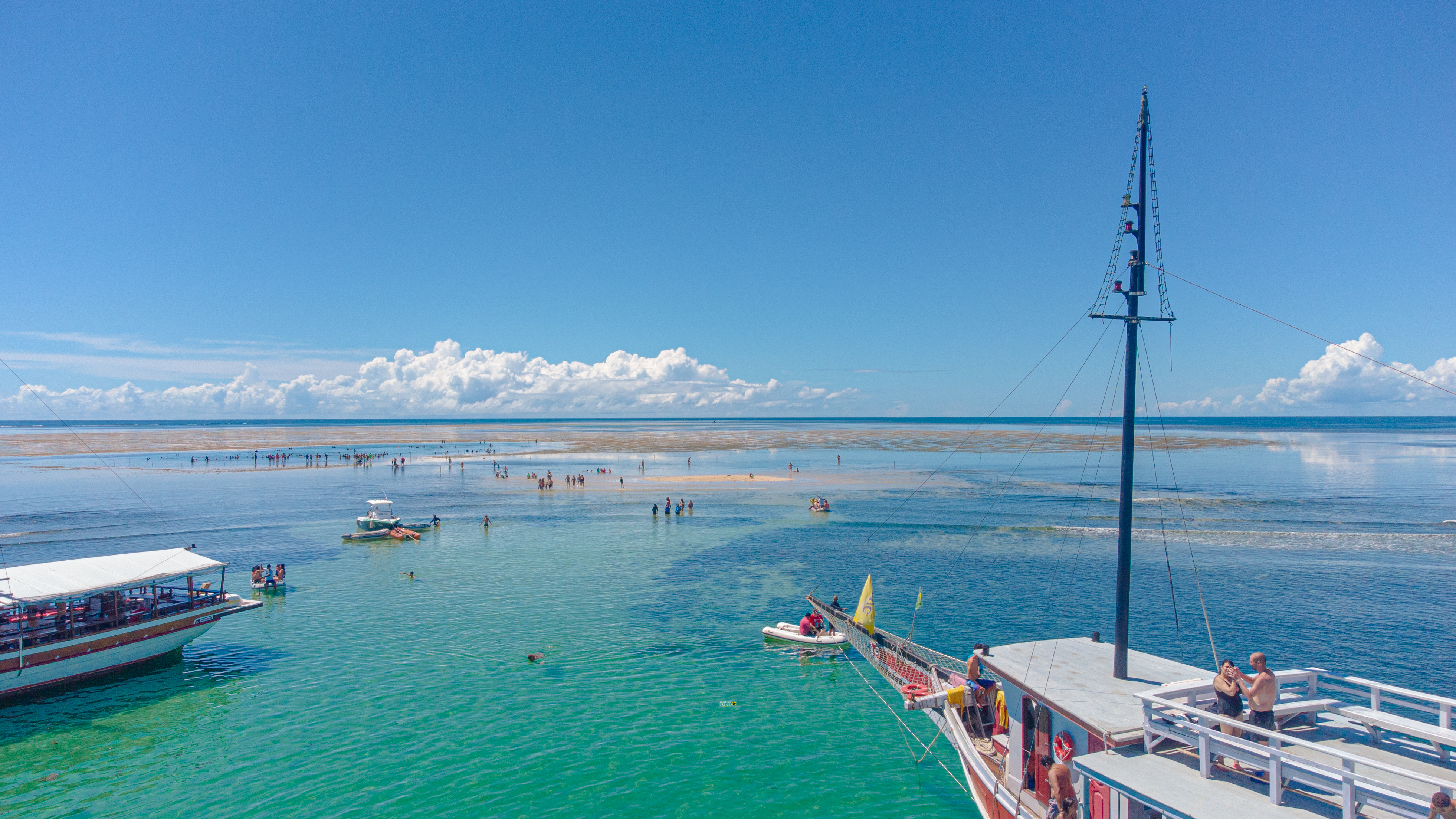 Piscinas naturais formadas na maré baixa no Recife de Fora