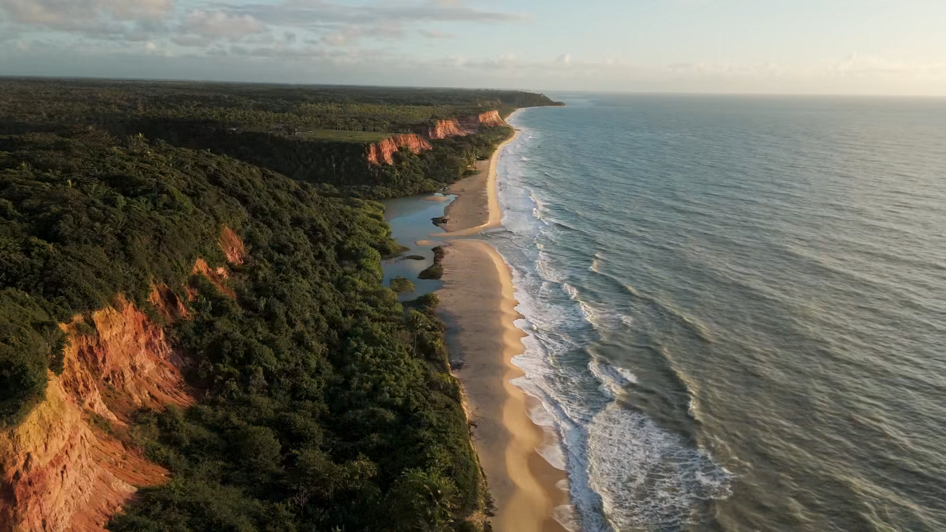 Vista aérea das falésias e da costa a caminho de Trancoso
