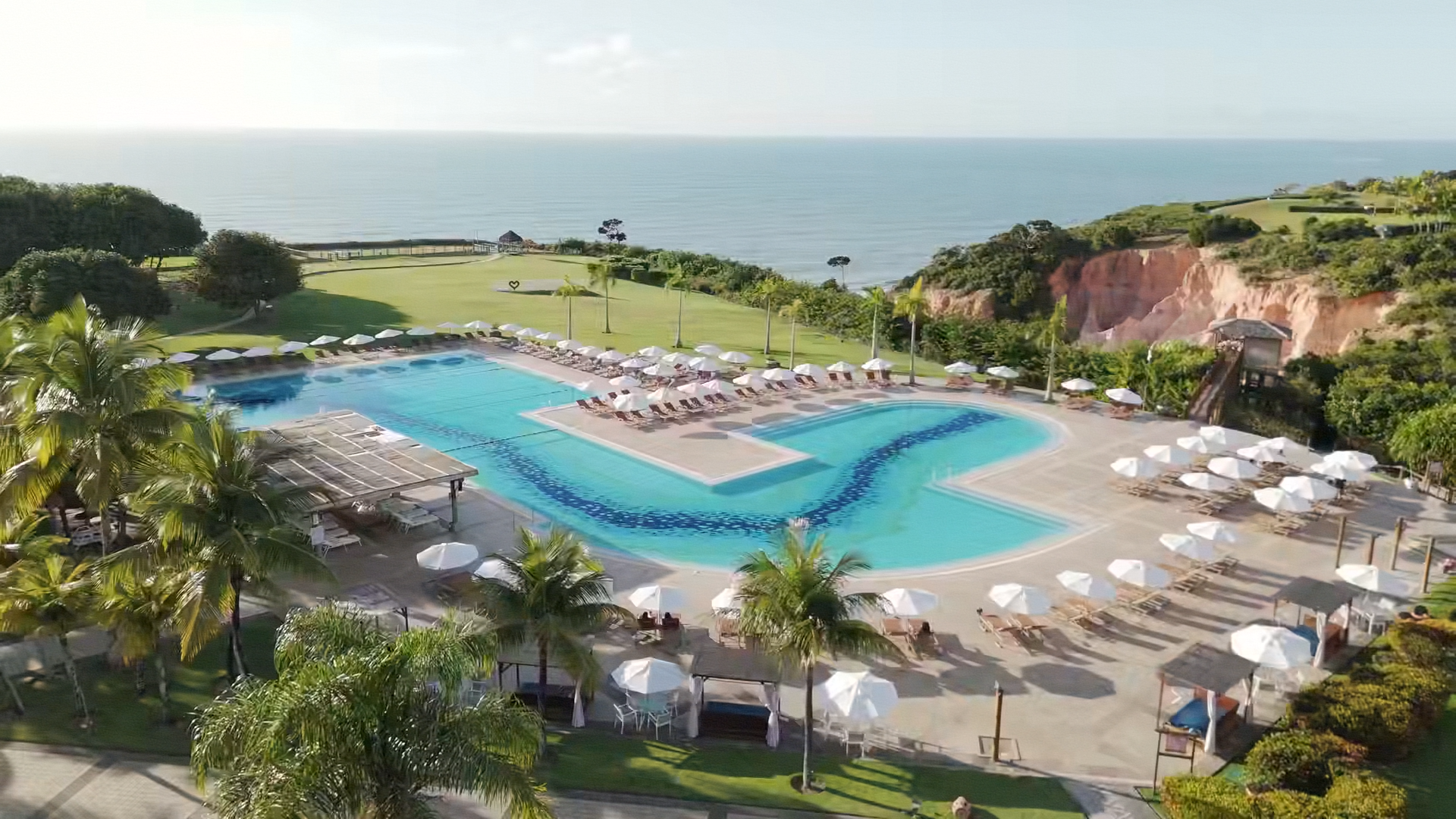 Piscina do Club Med Trancoso com vista para o mar