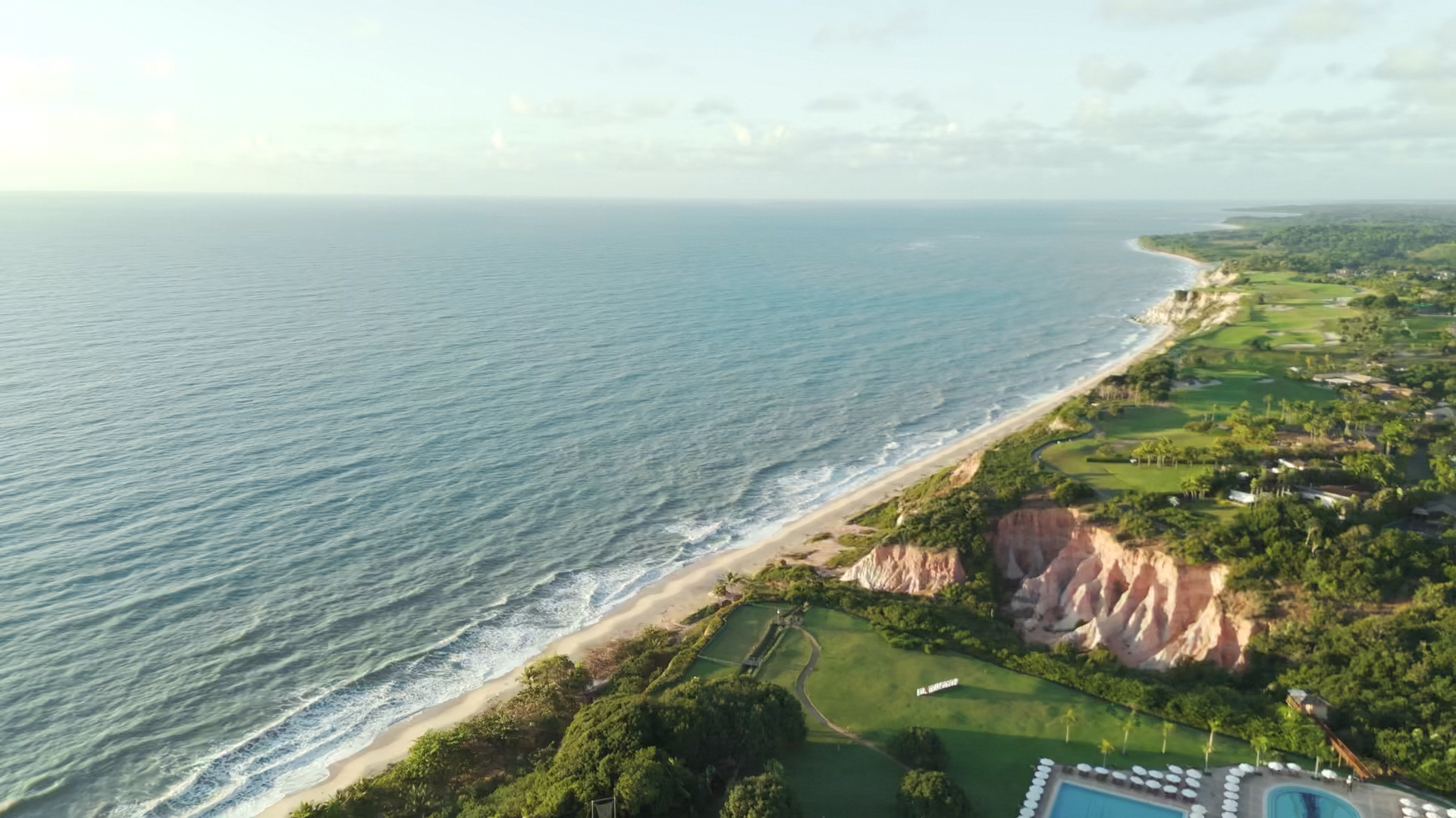 Falésias e campo à beira-mar próximos ao Club Med Trancoso