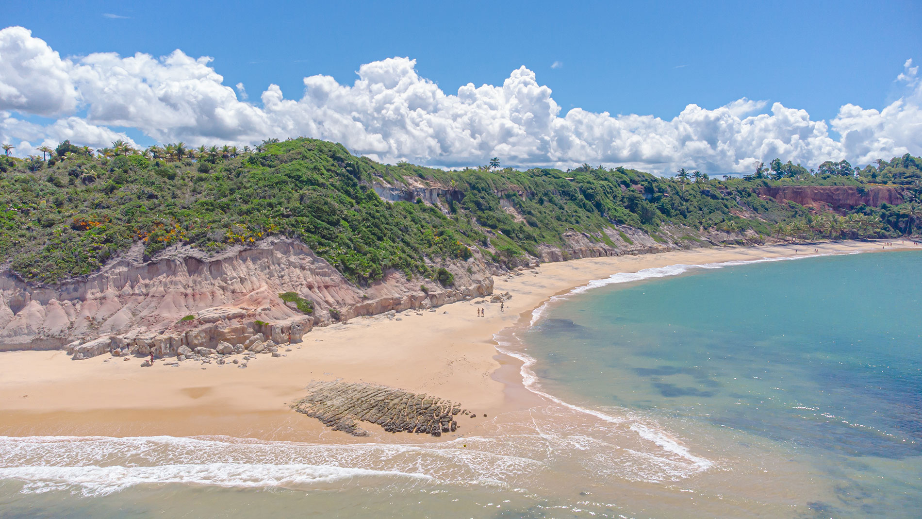Vista aérea das falésias multicoloridas que dão nome à Praia do Espelho